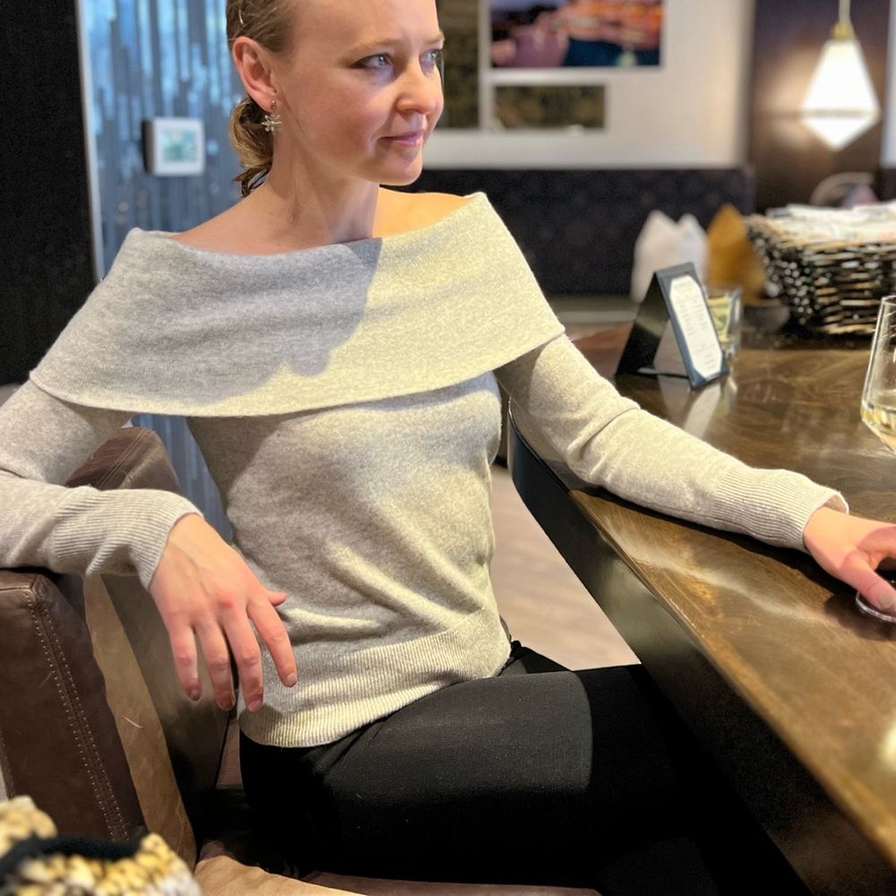 Abercrombie & Fitch Elegant Gray Off-The-Shoulder Cashmere Sweater